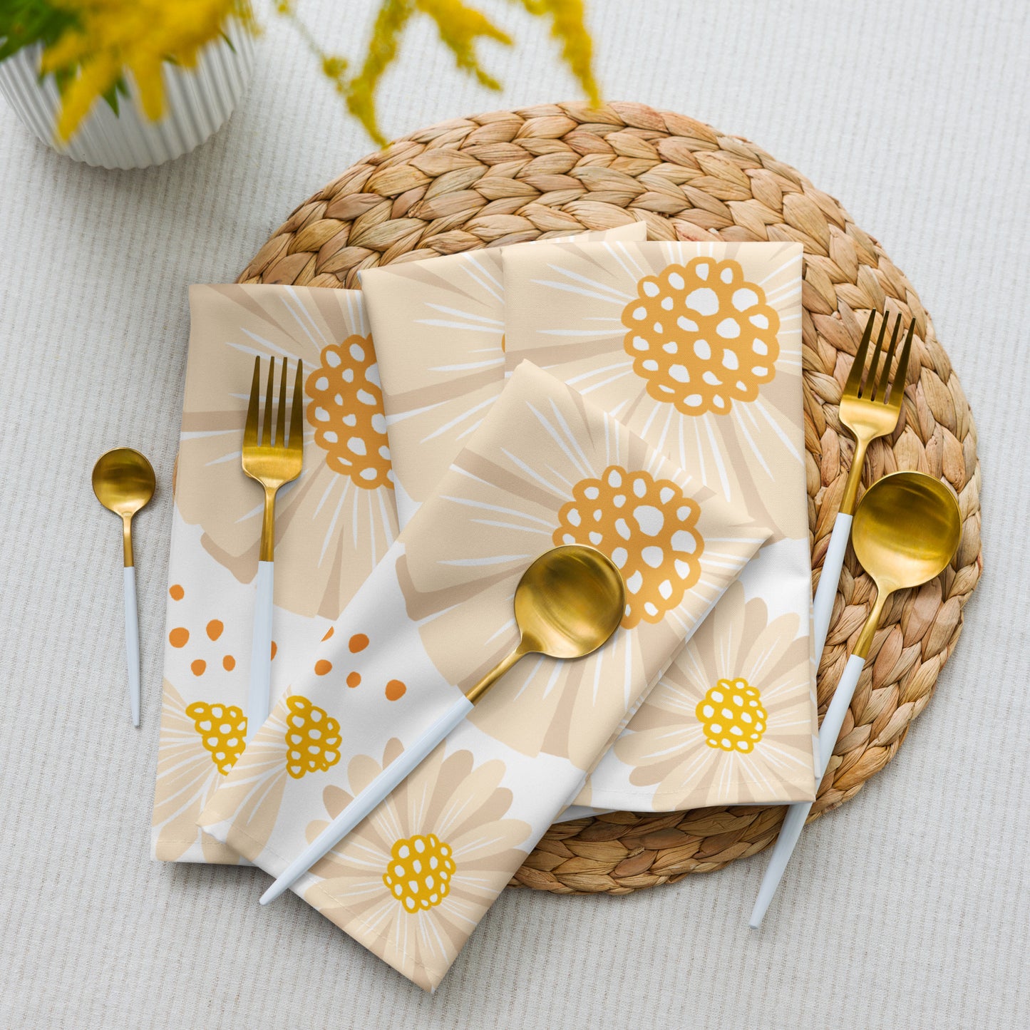 Goldem floral napkins with daisy 