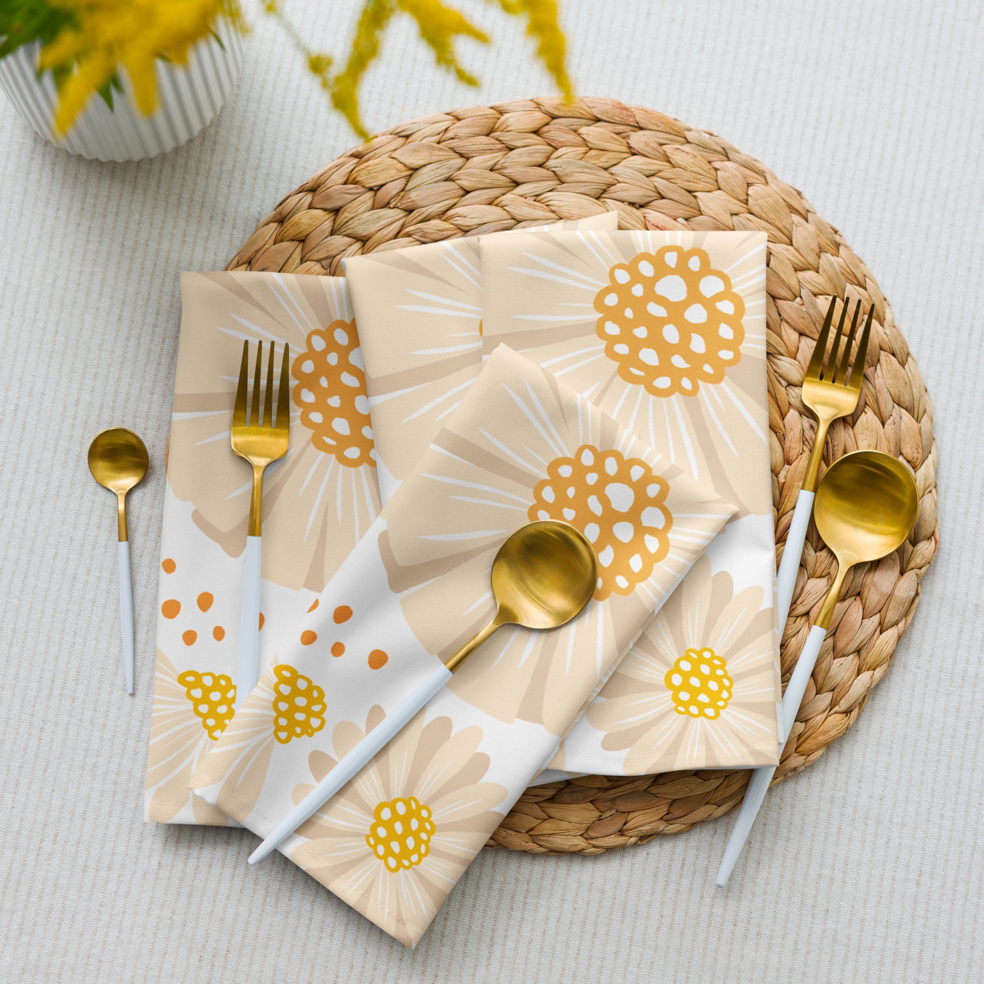 Goldem floral napkins with daisy 